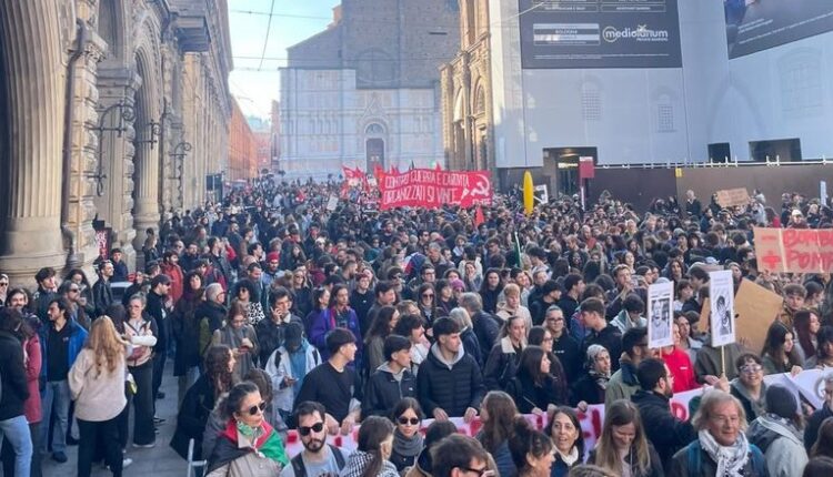 Manifestanti in corteo in una città italiana